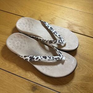 Vionic Dillon animal print sandals 9.5